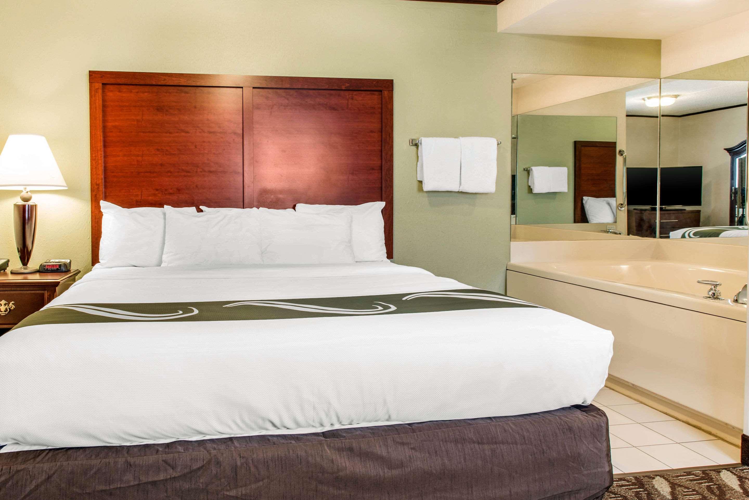 Quality Inn & Suites Zanesville Buitenkant foto