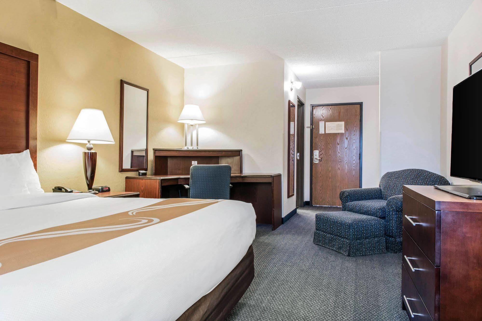 Quality Inn & Suites Zanesville Buitenkant foto